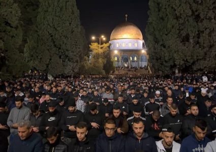 آلاف المصلين يؤدون صلاة فجر اليوم الجمعة 21 من رمضان في ساحات المسجد الأقصى المبارك