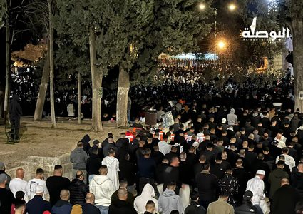 آلاف المصلين يؤدون صلاة فجر اليوم الجمعة 21 من رمضان في ساحات المسجد الأقصى