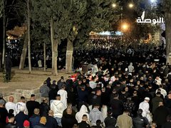 آلاف المصلين يؤدون صلاة فجر اليوم الجمعة 21 من رمضان في ساحات المسجد الأقصى المبارك