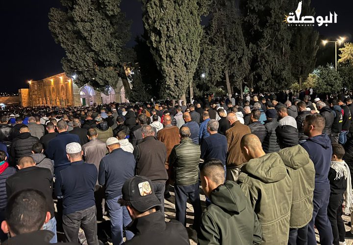 آلاف المصلين يؤدون صلاة فجر اليوم الجمعة 21 من رمضان في ساحات المسجد الأقصى المبارك