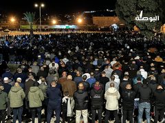 آلاف المصلين يؤدون صلاة فجر اليوم الجمعة 21 من رمضان في ساحات المسجد الأقصى المبارك