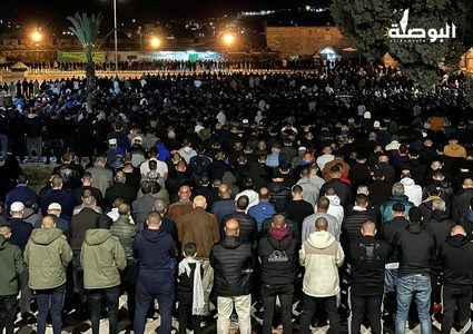 آلاف المصلين يؤدون صلاة فجر اليوم الجمعة 21 من رمضان في ساحات المسجد الأقصى
