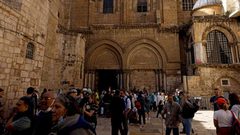 شرطة الاحتلال تمنع المصلين المسيحيين من الوصول لكنيسة القيامة