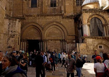 شرطة الاحتلال تمنع المصلين المسيحيين من الوصول لكنيسة القيامة