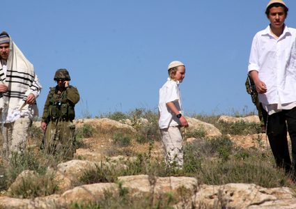 مستوطنون يعتدون على المواطنين في قريوت جنوب نابلس