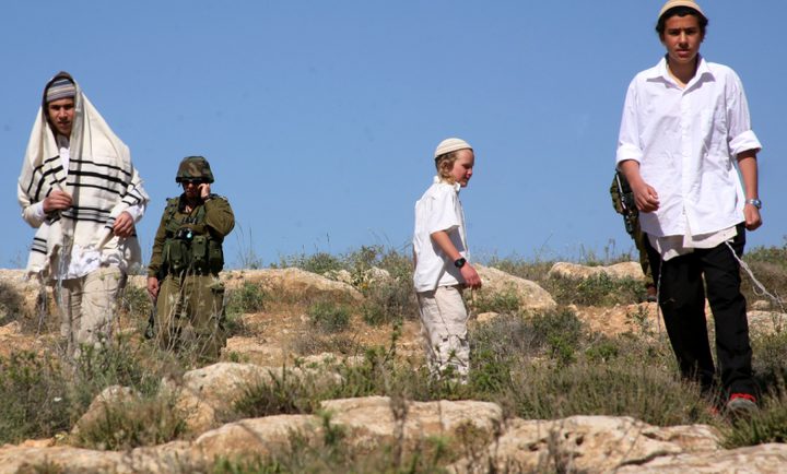 مستوطنون يعتدون على المواطنين في قريوت جنوب نابلس