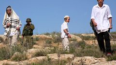 مستوطنون يعتدون على المواطنين في قريوت جنوب نابلس