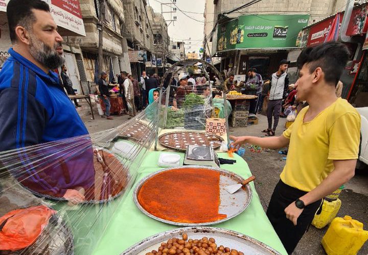 جولة في سوق دير البلح وسط قطاع غزة في الأواخر العشر من شهر رمضان المبارك.