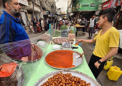 جولة في سوق دير البلح وسط قطاع غزة في الأواخر العشر من شهر رمضان المبارك.