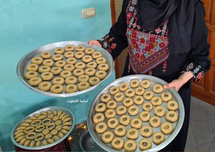 سوار تجهز كعك ومعمول العيد برفقة اسرتها وسط دير البلح وتسوقه على مواقع التواصل