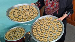 سوار تجهز كعك ومعمول العيد برفقة اسرتها وسط دير البلح وتسوقه على مواقع التواصل