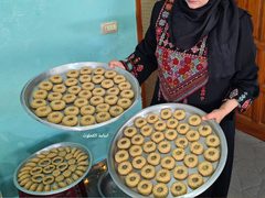 سوار تجهز كعك ومعمول العيد برفقة اسرتها وسط دير البلح وتسوقه على مواقع التواصل