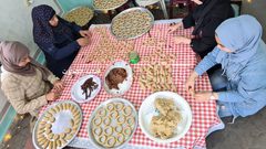 سوار تجهز كعك ومعمول العيد برفقة اسرتها وسط دير البلح وتسوقه على مواقع التواصل