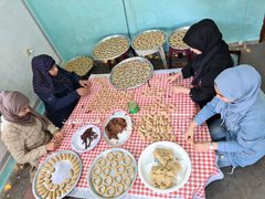 سوار تجهز كعك ومعمول العيد برفقة اسرتها وسط دير البلح وتسوقه على مواقع التواصل