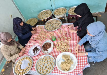 سوار تجهز كعك ومعمول العيد برفقة اسرتها وسط دير البلح وتسوقه على مواقع التواصل