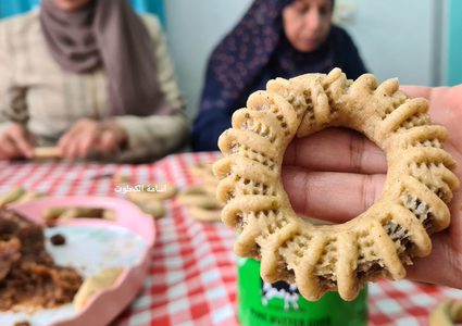 سوار تجهز كعك ومعمول العيد برفقة اسرتها وسط دير البلح وتسوقه على مواقع التواصل