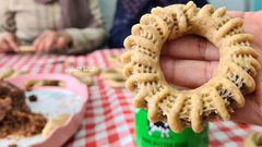 سوار تجهز كعك ومعمول العيد برفقة اسرتها وسط دير البلح وتسوقه على مواقع التواصل