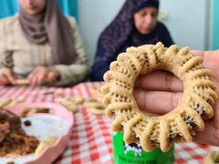 سوار تجهز كعك ومعمول العيد برفقة اسرتها وسط دير البلح وتسوقه على مواقع التواصل