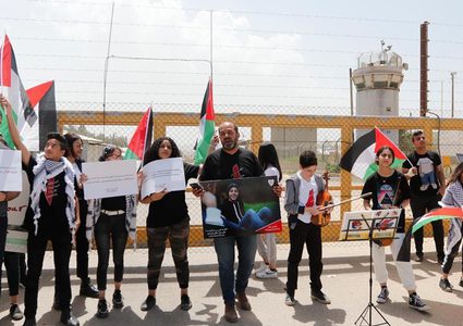 وقفة إسناد للأسير الطفل أثال العزة أمام سجن "عوفر"