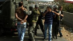 الاحتلال يعتقل 3 مواطنين من الخليل ويمنع المعلمين من الوصول لمدرسة جنبا