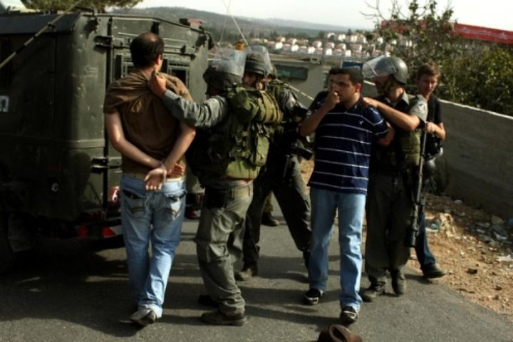 الاحتلال يعتقل 3 مواطنين من الخليل ويمنع المعلمين من الوصول لمدرسة جنبا