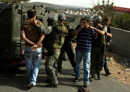 الاحتلال يعتقل 3 مواطنين من الخليل ويمنع المعلمين من الوصول لمدرسة جنبا