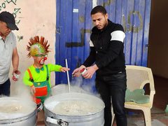 يتجولون بالمخيمات ضمن مبادرة ...تكية_المخيم_المتنقلة التي اطلقها الشاب أمجد المجدلاوي.. يوزع الطعام على الأسر بالمخيم بمشاركة الطباخ المهرج عمو سكر لرسم البسمة علي شفاه الاطفال بالمكان.
 تتجول التكية من مخيم الي مخيم لتقديم الوجبات بالمجان بالمحافظة الوسطى.