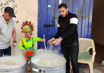 يتجولون بالمخيمات ضمن مبادرة ...تكية_المخيم_المتنقلة التي اطلقها الشاب أمجد المجدلاوي.. يوزع الطعام على الأسر بالمخيم بمشاركة الطباخ المهرج عمو سكر لرسم البسمة علي شفاه الاطفال بالمكان.
 تتجول التكية من مخيم الي مخيم لتقديم الوجبات بالمجان بالمحافظة الوسطى.