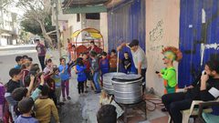 يتجولون بالمخيمات ضمن مبادرة ...تكية_المخيم_المتنقلة التي اطلقها الشاب أمجد المجدلاوي.. يوزع الطعام على الأسر بالمخيم بمشاركة الطباخ المهرج عمو سكر لرسم البسمة علي شفاه الاطفال بالمكان.
 تتجول التكية من مخيم الي مخيم لتقديم الوجبات بالمجان بالمحافظة الوسطى.