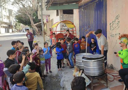 يتجولون بالمخيمات ضمن مبادرة ...تكية_المخيم_المتنقلة التي اطلقها الشاب أمجد المجدلاوي.. يوزع الطعام على الأسر بالمخيم بمشاركة الطباخ المهرج عمو سكر لرسم البسمة علي شفاه الاطفال بالمكان.
 تتجول التكية من مخيم الي مخيم لتقديم الوجبات بالمجان بالمحافظة الوسطى.