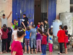 يتجولون بالمخيمات ضمن مبادرة ...تكية_المخيم_المتنقلة التي اطلقها الشاب أمجد المجدلاوي.. يوزع الطعام على الأسر بالمخيم بمشاركة الطباخ المهرج عمو سكر لرسم البسمة علي شفاه الاطفال بالمكان.
 تتجول التكية من مخيم الي مخيم لتقديم الوجبات بالمجان بالمحافظة الوسطى.