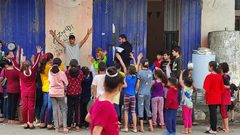 يتجولون بالمخيمات ضمن مبادرة ...تكية_المخيم_المتنقلة التي اطلقها الشاب أمجد المجدلاوي.. يوزع الطعام على الأسر بالمخيم بمشاركة الطباخ المهرج عمو سكر لرسم البسمة علي شفاه الاطفال بالمكان.
 تتجول التكية من مخيم الي مخيم لتقديم الوجبات بالمجان بالمحافظة الوسطى.