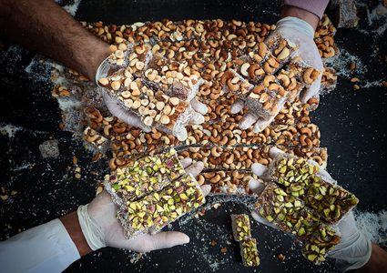 مصانع الحلقوم في قطاع غزة تنشط استعدادًا لموسم عيد الفطر المبارك ..