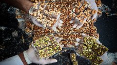 مصانع الحلقوم في قطاع غزة تنشط استعدادًا لموسم عيد الفطر المبارك