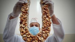 مصانع الحلقوم في قطاع غزة تنشط استعدادًا لموسم عيد الفطر المبارك