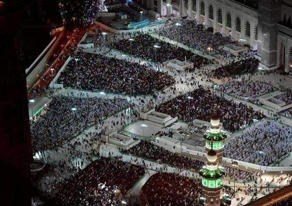مشاهد مهيبة تُظهِر امتلاء الحرم المكّي وساحاته هذه الليلة
