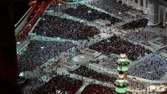 مشاهد مهيبة تُظهِر امتلاء الحرم المكّي وساحاته هذه الليلة