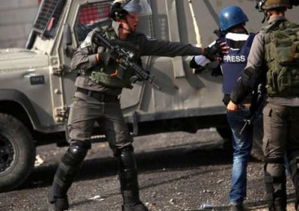 قوات الاحتلال تعتقل صحفيا من نابلس
