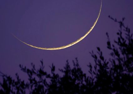 السعودية تدعو إلى تحري هلال شوال مساء السبت