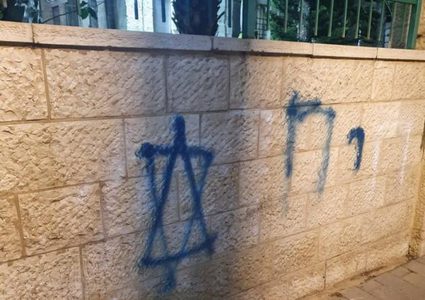 مستوطنون من جماعة "تدفيع الثمن" يعتدون على مسجد "حسن بيك" في يافا