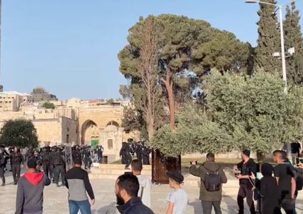 الهلال الأحمر : 42 إصابة خلال مواجهات مع الاحتلال في المسجد الأقصى