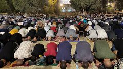 عشرات الآلاف يؤدون صلاة العشاء والتراويح ليلة 29 من رمضان في المسجد الأقصى