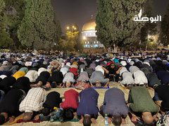 عشرات الآلاف يؤدون صلاة العشاء والتراويح ليلة 29 من رمضان في المسجد الأقصى