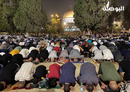 عشرات الآلاف يؤدون صلاة العشاء والتراويح ليلة 29 من رمضان في المسجد الأقصى
