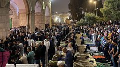 عشرات الآلاف يؤدون صلاة العشاء والتراويح ليلة 29 من رمضان في المسجد الأقصى