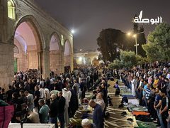 عشرات الآلاف يؤدون صلاة العشاء والتراويح ليلة 29 من رمضان في المسجد الأقصى