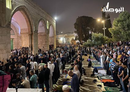 عشرات الآلاف يؤدون صلاة العشاء والتراويح ليلة 29 من رمضان في المسجد الأقصى