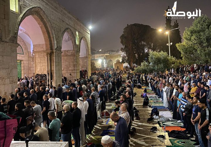 عشرات الآلاف يؤدون صلاة العشاء والتراويح ليلة 29 من رمضان في المسجد الأقصى