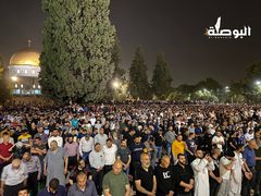 عشرات الآلاف يؤدون صلاة العشاء والتراويح ليلة 29 من رمضان في المسجد الأقصى