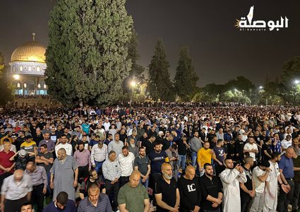 عشرات الآلاف يؤدون صلاة العشاء والتراويح ليلة 29 من رمضان في المسجد الأقصى